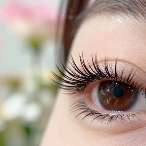 Ile rosną rzęsy? Odkryj sekrety ich naturalnego wzrostu