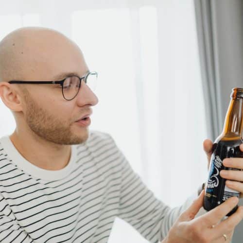 Jak otworzyć piwo bez otwieracza? 5 prostych sposobów na każdą okazję