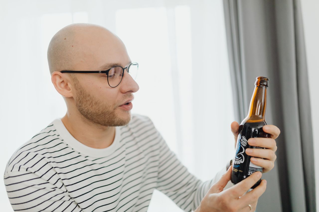 Jak otworzyć piwo bez otwieracza? 5 prostych sposobów na każdą okazję